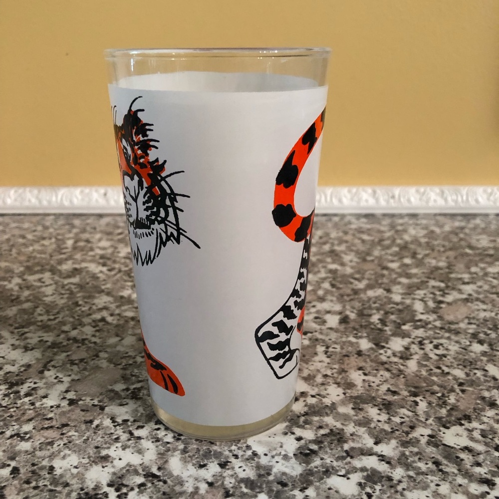 Promotional drinking glass ESSO tiger mascot gasoline tank orange black 1960s - Picture 5 of 8